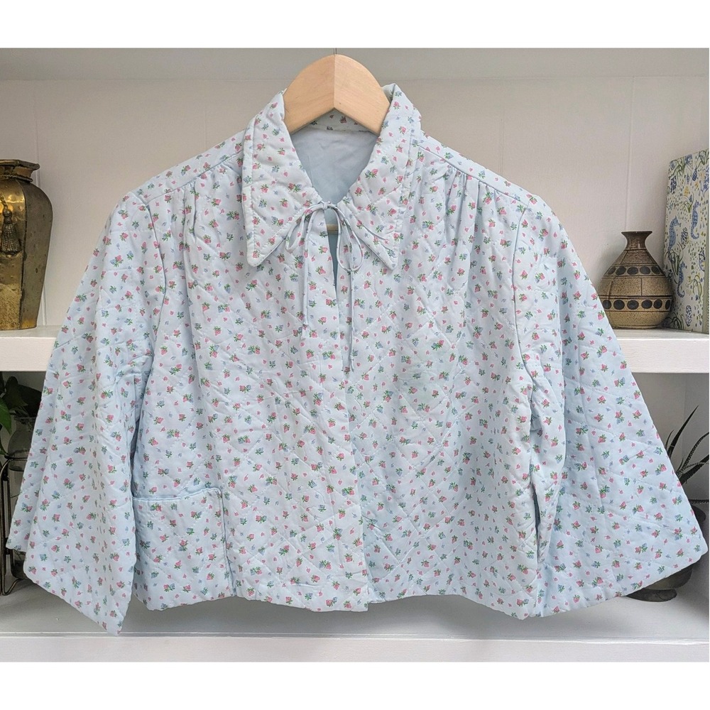 1940s ditsy floral print quilted baby blue bed jacket‎ vintage cropped tie neck